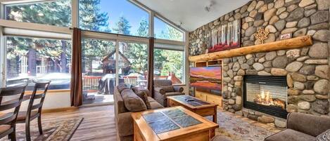 Smart TV, chimenea y oficina