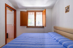 3 habitaciones, tabla de planchar con plancha y ropa de cama 