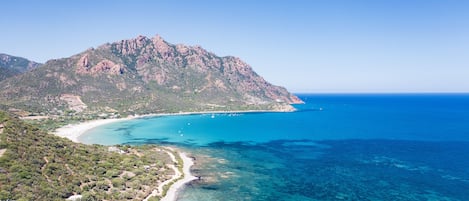 Una spiaggia nelle vicinanze