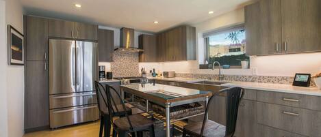 Réfrigérateur, micro-ondes, four, lave-vaisselle