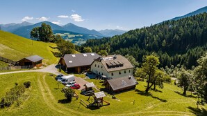 Una propiedad rural con un granero, una casa de huéspedes y una zona de juegos.
