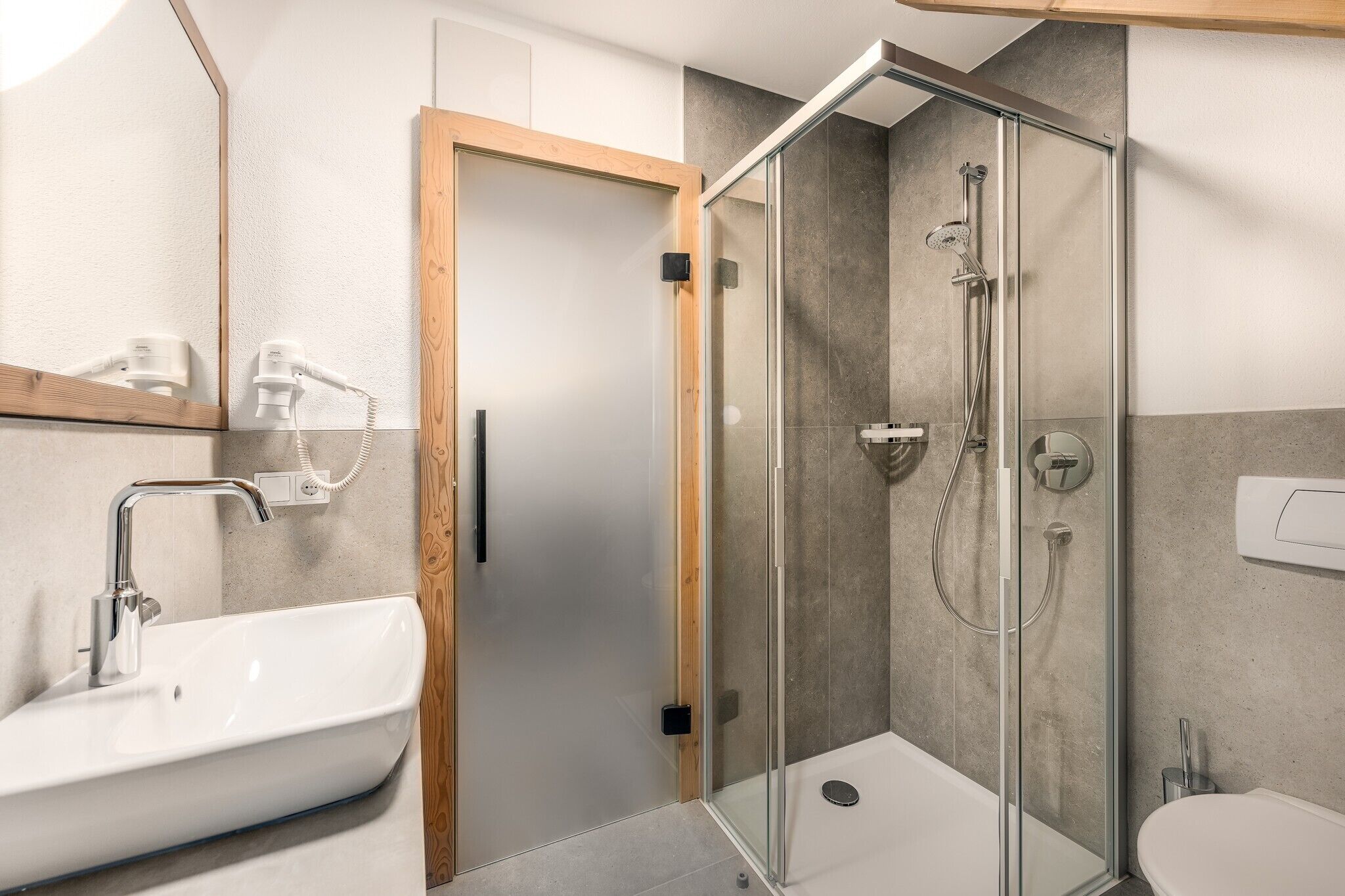 Shower, hair dryer, towels