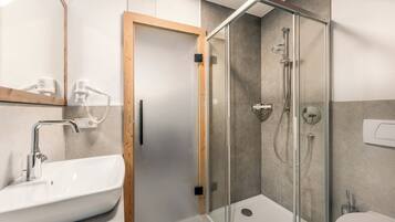 Ducha, secador de pelo, toallas