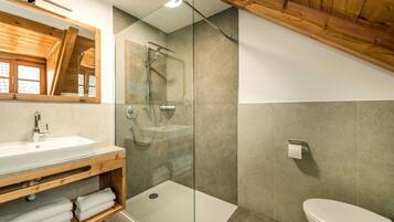 Douche, sèche-cheveux, serviettes fournies