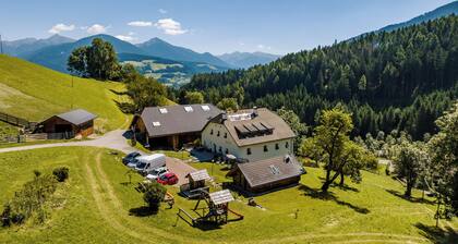 Apartment "Perfila Dolomitenblick" with Mountain View, Shared Garden & Wi-Fi