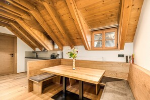 Dining - Apartment "Perfila Morgenrot" with Mountain View, Shared Garden & Wi-Fi (Valdaora)