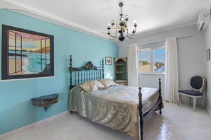 3 slaapkamers, een strijkplank/strijkijzer, gratis wifi, beddengoed