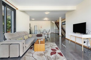 TV - Villa "Casa Da Pontinha" with Sea View, Private Garden, Outdoor Pool & Wi-Fi (Machico)