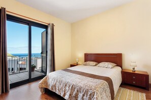 3 bedrooms, free WiFi, bed sheets - Villa "Casa Da Pontinha" with Sea View, Private Garden, Outdoor Pool & Wi-Fi (Machico)