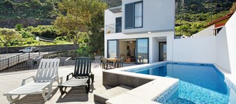 Villa "Casa Da Pontinha" with Sea View, Private Garden, Outdoor Pool & Wi-Fi