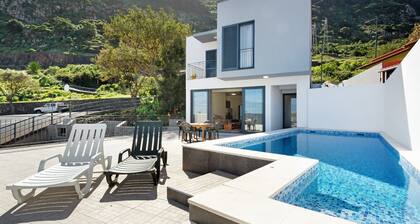 Villa "Casa Da Pontinha" avec vue sur la mer, jardin privé, piscine extérieure et Wi-Fi