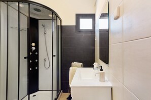 Dusche, Haartrockner, Handtücher