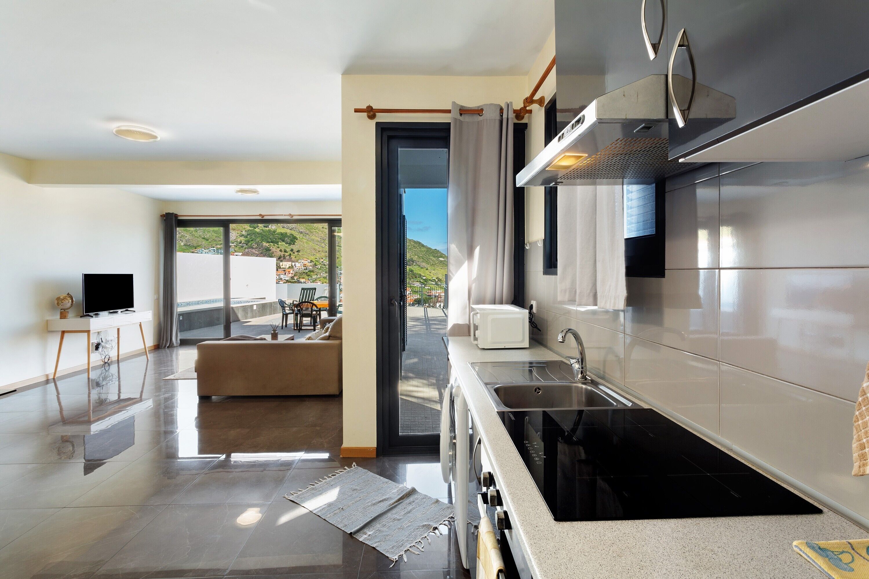 雪櫃、微波爐、焗爐、爐具