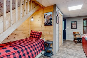 3 bedrooms, iron/ironing board, Internet, bed sheets - Secluded cabin with game room, wood fireplace, firepit, & great decks (Sautee Nacoochee)