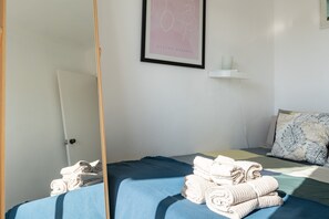 2 makuuhuonetta, silitysrauta/-lauta, ilmainen Wi-Fi, vuodevaatteet