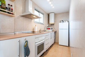 Jääkaappi, mikroaaltouuni, uuni, liesi