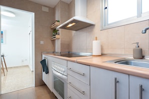Fridge, microwave, oven, stovetop - Apartment 'Arco Iris' with Mountain View, Wi-Fi and Air Conditioning (Fuengirola)