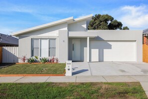 Exterior - Shore to Please by Ready Set Stay - Family-friendly and WIFI (Cowes)