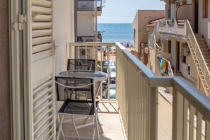Outdoor dining - Holiday Apartment "Verdemare" with Sea View, Balcony and Wi-Fi (Casuzze)