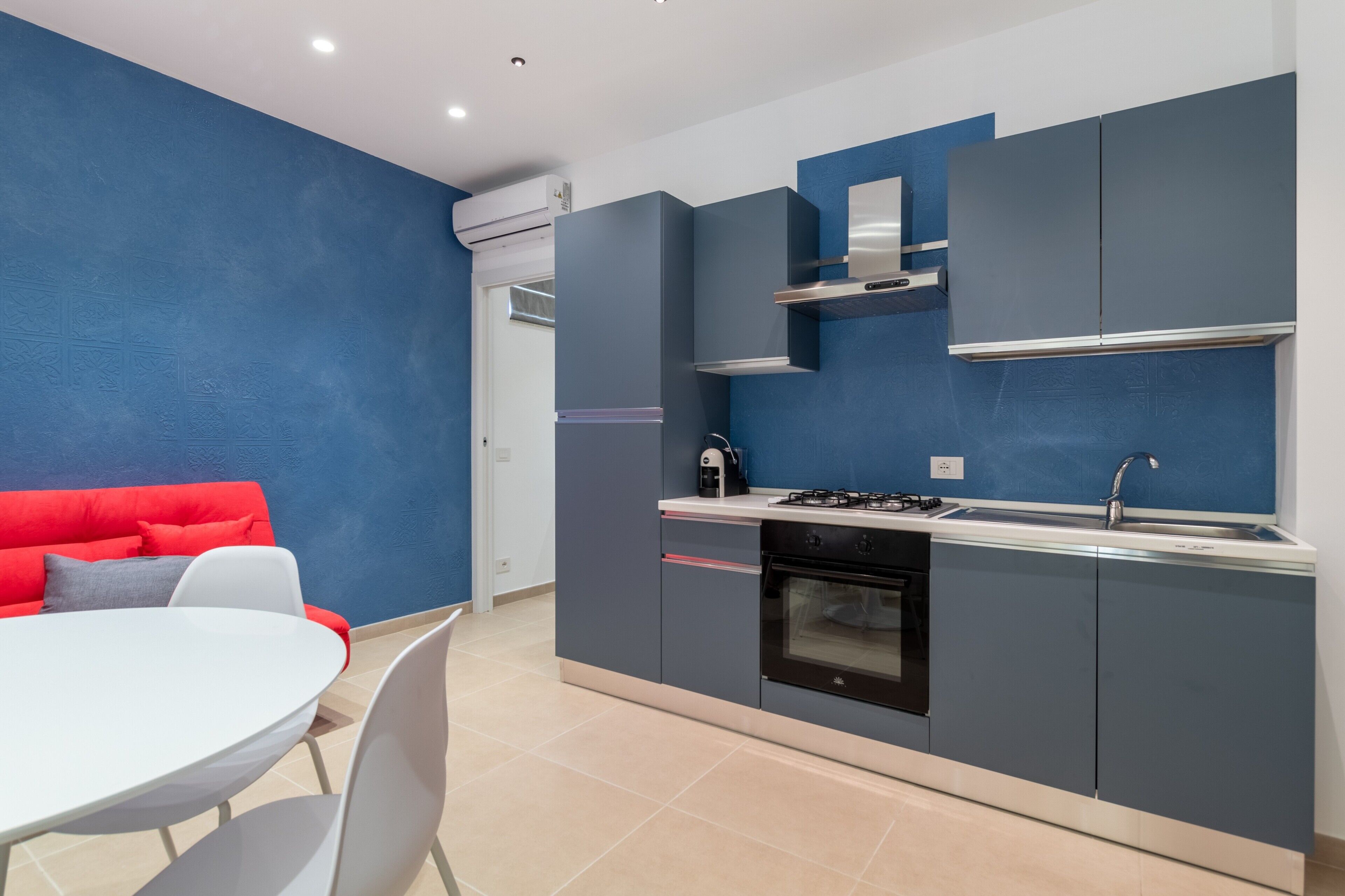 冷蔵庫、電子レンジ、オーブン、コンロ