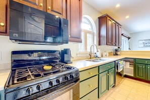 ثلاجة، ميكروويف، فرن، موقد طهي مسطح