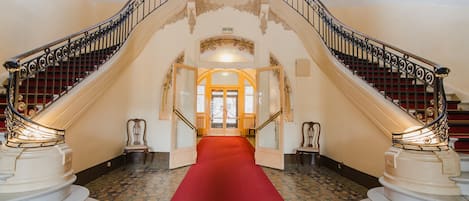 المنشأة من الداخل