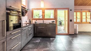 Coffee/tea maker, fridge, oven, stovetop - Apartment Chalet Grittelihus, between Interlaken - Gstaad (Diemtigen)