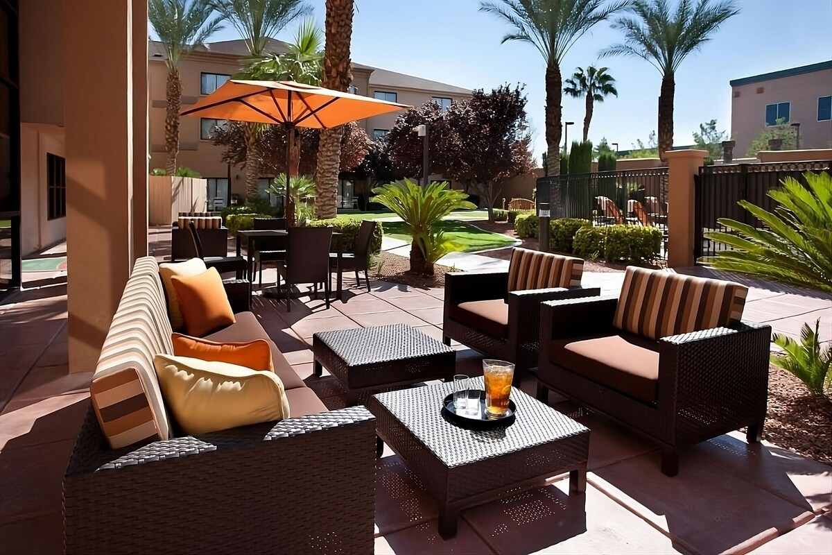 Your Ideal Home Base for Exploring Vegas! Outdoor Pool & Whirlpool!