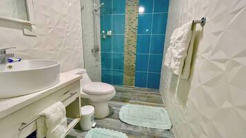 Baignoire, sĂšche-cheveux, serviettes fournies