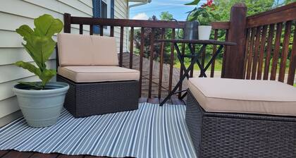 Country Chic Studio, pet friendly, Free laundry & housekeeping, midterm rental!