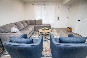 Smart TV - Right across from Bill Snyder Stadium w/ parking! Family size condo. (Manhattan)