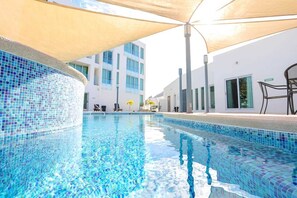 สระว่ายน้ำกลางแจ้ง