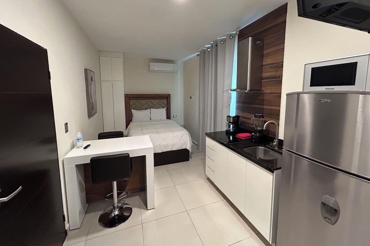 Suite monolocale Standard, 1 camera da letto | 1 camera, copriletto in piuma, ferro/asse da stiro, Wi-Fi gratuito