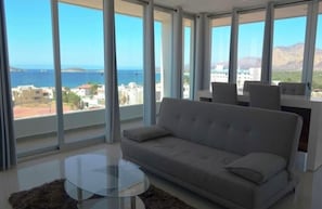 全景套房, 2 间卧室, 海滩景观 | 起居区 | 42-英寸纯平电视(配备数码频道)、Netflix、流媒体服务