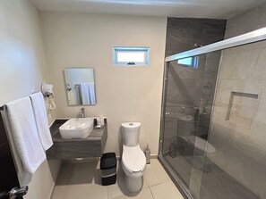 ห้องสแตนดาร์ดสวีท | ห้องน้ำ | อ่างอาบน้ำและฝักบัวแยกจากกัน, อ่างอาบน้ำแบบหัวเจ็ต, ไดร์เป่าผม