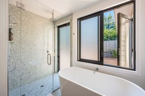 Dusche, Haartrockner, Handtücher, Shampoo