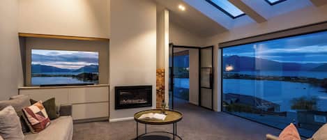 Fernseher, Kamin, Arbeitsbereiche