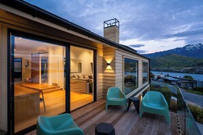 Terrace/patio - Tonic Lodge| Hot Tub, Free Parking, Air Con, BBQ (Queenstown)