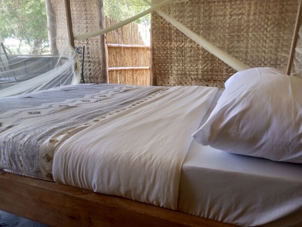 Comfort-Vierbettzimmer | Schreibtisch, laptopgeeigneter Arbeitsplatz, Bettwäsche