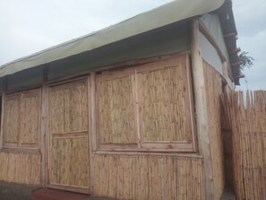 Comfort-Vierbettzimmer | Schreibtisch, laptopgeeigneter Arbeitsplatz, Bettwäsche