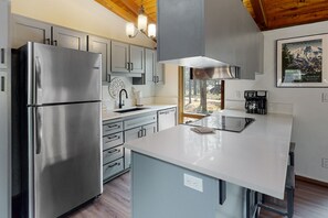 Fridge, microwave, oven, stovetop - Aspen Butte Beauty | House in Sunriver (Sunriver)