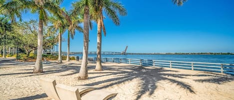 海灘、沙灘巾、橡皮艇、摩托艇