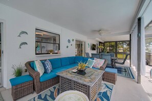 Outdoor dining - Serene Getaway: Private Pool & Hot Tub, Dog-Friendly, Near Anna Maria Island, Beaches, Parks, Shops (Bradenton)