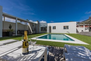 Villa | 6 bedrooms - NEW Modern Stylish 6BR 6BA Villa Near Palmbeach (Noord)
