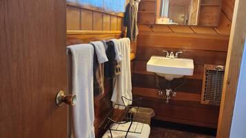 Chambre Majestueuse | Salle de bain | Baignoire, serviettes fournies, savon