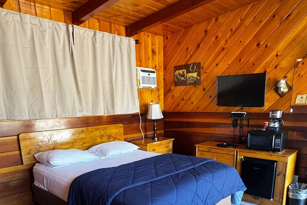 Comfort Room, 1 Queen Bed | Free WiFi, bed sheets