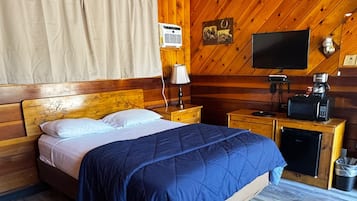 Comfort Room, 1 Queen Bed | Premium bedding, down comforters, memory foam beds, free WiFi