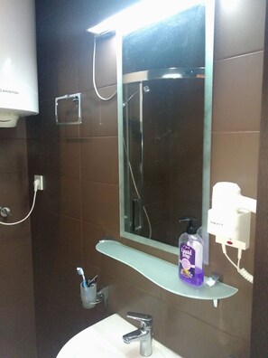 Hair dryer, towels, soap, toilet paper - Квартира у моря  (Batumi)