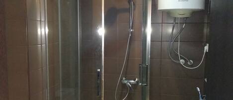 Asciugacapelli, asciugamani, sapone, carta igienica