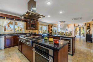 Villa | 4 bedrooms - Luxury 4br4ba Villa w Hottub Pool Ocean Views (Noord)